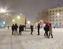Varias personas disfrutan de la nieve esta noche en la glorieta de Bilbao de Madrid. La península sigue afectada por el temporal Filomena que deja grandes nevadas y temperaturas más bajas de lo habitual.