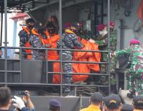 Imagen de los equipos de rescate del avión siniestrado cerca de Yakarta, en Indonesia.