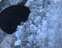 El problema de las alcantarillas sepultadas bajo el hielo
