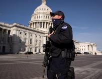 La policía del Capitolio también participa en la protección del Capitolio por posibles disturbios durante la toma de posesión de Joe Biden.