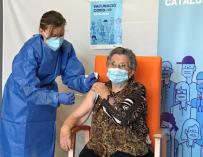 Leocàdia Peña, la primera en recibir la segunda dosis de la vacuna de Pfizer de Covid-19 en Catalunya. CONSELLERIA DE SALUD 17/1/2021