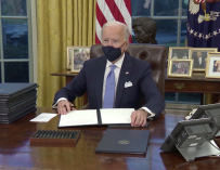 Biden firma sus primeros decretos como presidente de EEUU