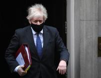 El primer ministro británico, Boris Johnson, sale de 10 Downing Street.