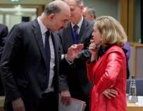 El comisario de Asuntos Económicos, Pierre Moscovici, junto a Nadia Calviño