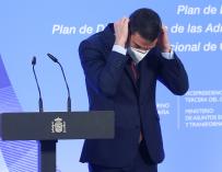 El presidente del Gobierno, Pedro Sánchez, al término de una comparecencia pública.