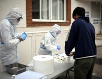 Sanitarios realizando tests de RT-PCR en saliva a alumnos del Colegio Internacional Alameda de Osuna , en Madrid