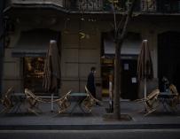 Sillas vacías en un restaurante de Barcelona