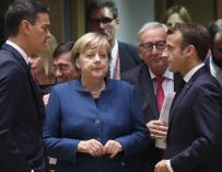 Sánchez con Merkel y Macron. El Gobierno español desconfía del apoyo que pueda prestar a España el eje Berlín-París en un próximo futuro
