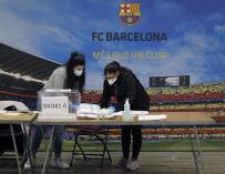 Preparación de una de las mesas electorales dispuestas este domingo en un nuevo recinto habilitado en el Auditorium del FC Barcelona, en distrito de Les Corts en Barcelona