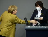 Angela Merkel corre a por la mascarilla