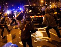 Varios manifestantes lanzan objetos a un vehículo de los cuerpos antidisturbios tras la manifestación de protesta por la detención del rapero Pablo Hasel ayer en Barcelona.