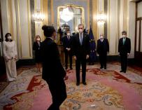 El rey Felipe VI saluda al vicepresidente segundo del Gobierno, Pablo Iglesias.