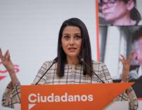 La presidenta de Ciudadanos, Inés Arrimadas, en rueda de prensa tras una reunión del Comité Permanente del partido