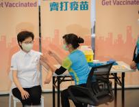 La máxima dirigente de Hong Kong, Carrie Lam, recibe una dosis de la vacuna contra la Covid.