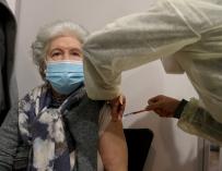 Una mujer recibe la primera dosis de la vacuna de Pfizer-BioNTech contra el coronavirus, en Cascais, Portugal.