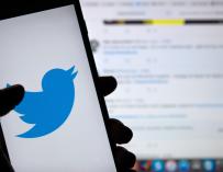FILED - 23 April 2019, Berlin: A person holds a phone displaying the logo of the Twitter social media platform. US authorities have arrested a 17-year-old in Florida, accusing him of being the "mastermind" of the massive hack of prominent Twitter accounts and a scam which netted him more than 100,000 dollars within hours. Photo: Monika Skolimowska/zb/dpa (Foto de ARCHIVO) 23/4/2019 ONLY FOR USE IN SPAIN