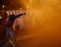 Un manifestante lanza objetos contra los Mossos en una nueva protesta en Barcelona.