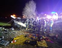 Los servicios de emergencias trabajan en el accidente de Pozuelo del Rey (Madrid).