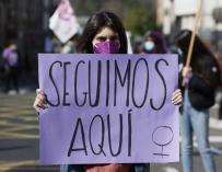 Una activista participa junto a centenares de mujeres en una marcha por el Día Internacional de la Mujer este lunes en Santiago de Compostela.
