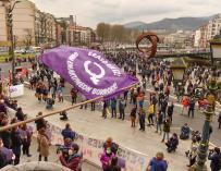 Miembros de colectivos feministas han celebrado este lunes dos manifestaciones en Bilbao con motivo del 8M.