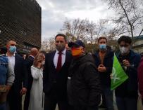 12/03/2021 Santiago Abascal (Vox) posa con uno de los manifestantes concentrados a las puertas del Parc de la Ciutadella en Barcelona. CATALUÑA ESPAÑA EUROPA BARCELONA POLÍTICA