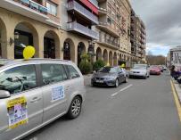 Caravana de coches de funcionarios interinos en Logroño este domingo 14 de marzo.