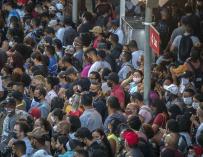 Gente esperando en la estación Luz de Sao Paulo el 4 de marzo de 2021.