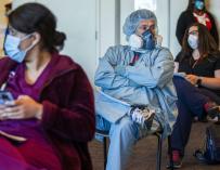 18 December 2020, US, Redlands: Frontline workers wait the 15 minutes after getting Pfizer/BioNTech coronavirus (COVID-19) vaccine at Redlands Community Hospital. Photo: Terry Pierson/Orange County Register via ZUMA/dpa Terry Pierson / Orange County Regi / DPA (Foto de ARCHIVO) 18/12/2020 ONLY FOR USE IN SPAIN