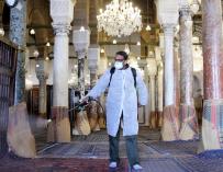 13 March 2020, Tunisia, Tunis: A worker disinfects Al-Zaytuna Mosque amid the coronavirus outbreak. Photo: Jdidi Wassim/SOPA Images via ZUMA Wire/dpa Jdidi Wassim / SOPA Images via ZUM / DPA (Foto de ARCHIVO) 13/3/2020 ONLY FOR USE IN SPAIN