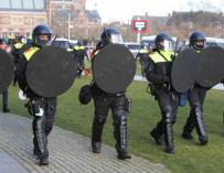 Antidisturbios en Ámsterdam durante una protesta contra el confinamiento.