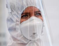 27 April 2020, Poland, Gdansk: A medic wearing a face shield and a coverall suit is seen at a Coronavirus (COVID-19) drive-thru testing centre near the Energa stadium. Photo: Mateusz Slodkowski/ZUMA Wire/dpa (Foto de ARCHIVO) 27/4/2020 ONLY FOR USE IN SPAIN