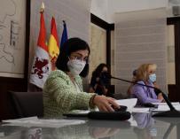 La ministra de Sanidad, Carolina Darias (i), y la consejera de Sanidad, Verónica Casado (d), participan en el Consejo Interterritorial de Salud, este miércoles en Valladolid. EFE/Junta de Castilla y León