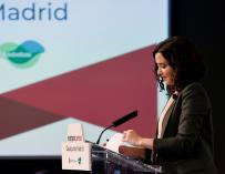 Isabel Díaz Ayuso, pronuncia un discurso mientras asiste a un desayuno informativo, en Madrid.