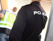 Agente de policía Agentes de la Policía Nacional han detenido a dos personas por vender sustancia estupefaciente a los internos de una clínica de salud mental de Madrid, ha informado este martes la Jefatura Superior de la Policía de Madrid en un comunicado. SOCIEDAD POLICÍA NACIONAL