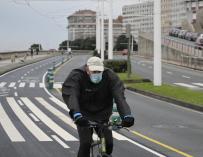 Una persona corre en solitario y con mascarilla un día después de la entrada en vigor de la normativa que obliga a los deportistas a hacer deporte al aire libre con mascarilla y sin compañía en Galicia, en A Coruña, Galicia.