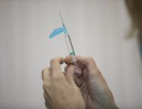 Una sanitaria sostiene una dosis de la vacuna de Pfizer contra el coronavirus durante la vacunación contra Covid-19 a la población de 79 a 70 años.