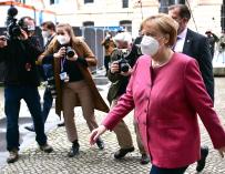 Berlin (Germany), 11/04/2021.- German Chancellor Angela Merkel (R) arrives for a closed-door meeting of the faction of CDU and CSU in Berlin, Germany, 11 April 2021. The joint faction of Christin Democratic Party and Christian Social Union (CDU/CSU) are meeting in a closed-door session. (Alemania) EFE/EPA/CLEMENS BILAN