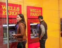 Cajeros de Wells Fargo en California.