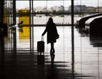 Una mujer con una maleta en el aeropuerto de Madrid - Barajas Adolfo Suárez.