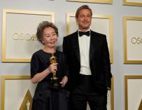 Brad Pitt entrega a Youn Yuh-jung el Oscar a mejor actriz de reparto