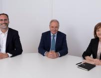 De izquierda a derecha: José María Huch, Chief Financial Officer de Atrys Health, Santiago de Torres, presidente de la compañía e e Isabel Lozano, CEO de la entidad