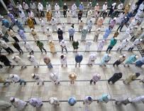 Varios musulmanes rezan distanciados en la mezquita de Washi Ullah en Allahabad, en la India.
