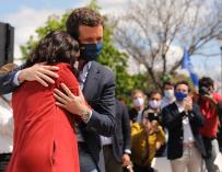 El presidente del PP, Pablo Casado y la presidenta de la Comunidad de Madrid, Isabel Díaz Ayuso, se abrazan durante un acto electoral.