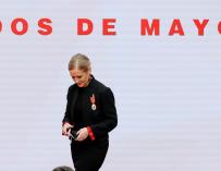 La expresidenta de la Comunidad de Madrid Cristina Cifuentes tras recibir la Medalla de Oro de manos de la presidenta, Isabel Díaz Ayuso.