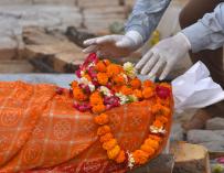Un funeral en la India. El país se mantiene como el cuarto con más muertes en términos absolutos, con 215.000.