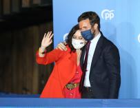 La presidenta de la Comunidad de Madrid y candidata a la reelección por el PP, Isabel Díaz Ayuso; y el líder del PP, Pablo Casado, saludan para celebrar los primeros sondeos en la sede del partido durante la jornada electoral, a 4 de mayo de 2021, en la Sede del Partido Popular, Madrid (España). Un total de 5.112.658 madrileños han sido llamados a las urnas hoy 4 de mayo, lo que supone 53.406 más de los que fueron convocados en los comicios autonómicos de 2019. 04 MAYO 2021;PP;ELECCIONES;VOTACIONES;4M;MADRID Cézaro De Luca / Europa Press 4/5/2021