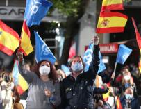 Seguidores del Partido Popular celebran con banderas de España