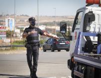 Control policial para garantizar el cierre perimetral en Sevilla.