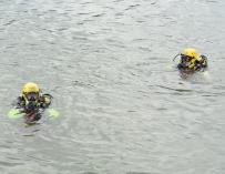 Los Bomberos suspenden el operativo de búsqueda subacúatico del niño desaparecido en el Ebro.