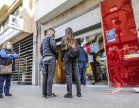 Varias personas con cita previa esperan para entrar en una oficina del SEPE (antiguo INEM), en Valencia, Comunidad Valenciana.